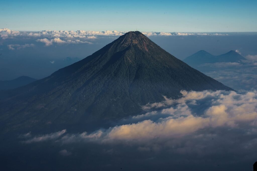 Vulkaan in de wolken in Chimaltenango