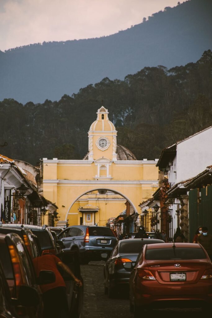 Straat bij de Santa Catalina-boog in Antigua