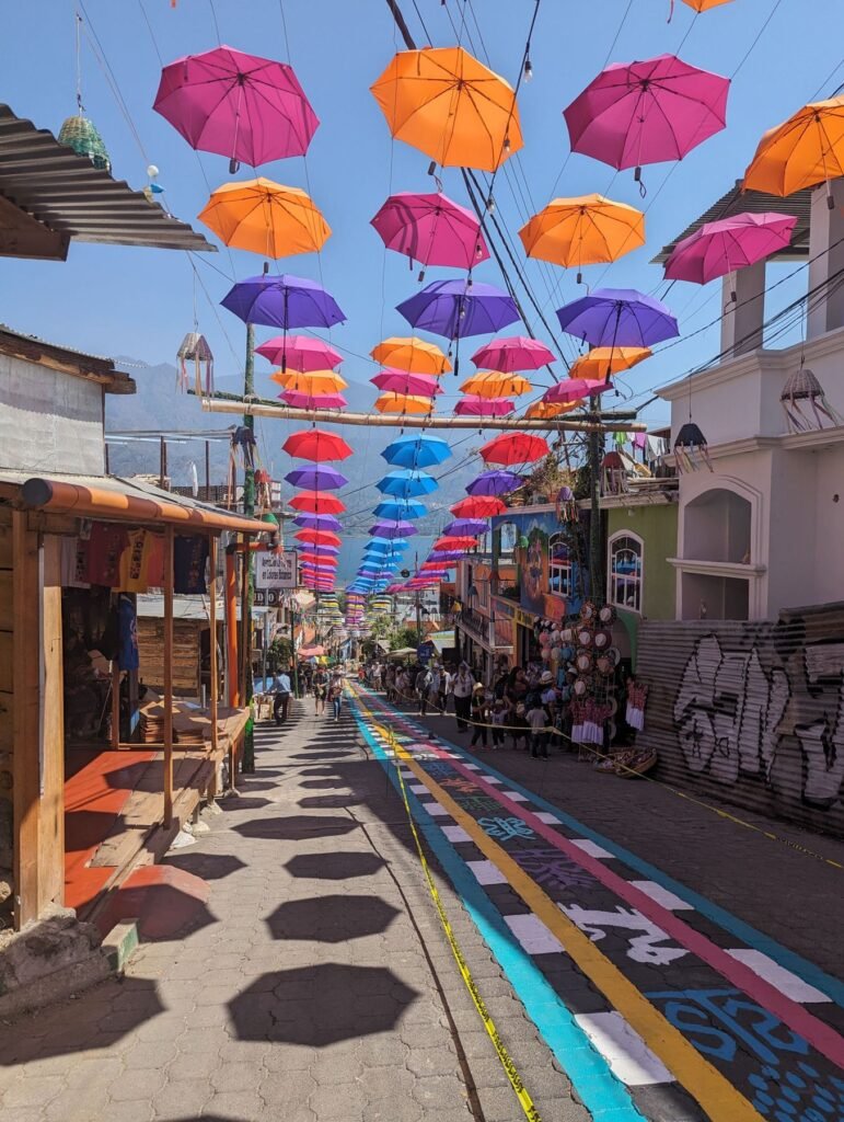 Straat met parasols in San Juan La Laguna