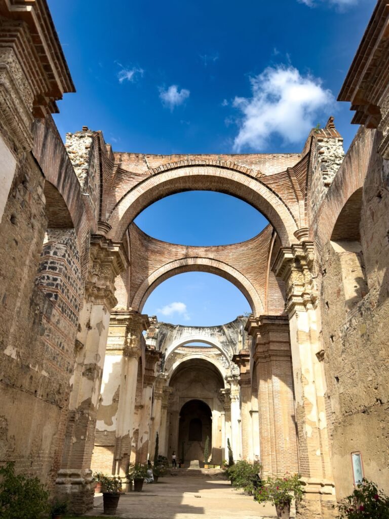 Ruïne van een kerk in Antigua onder een blauwe lucht