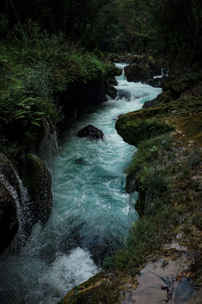 Snelstromende rivier in het groen bij Semuc Champey