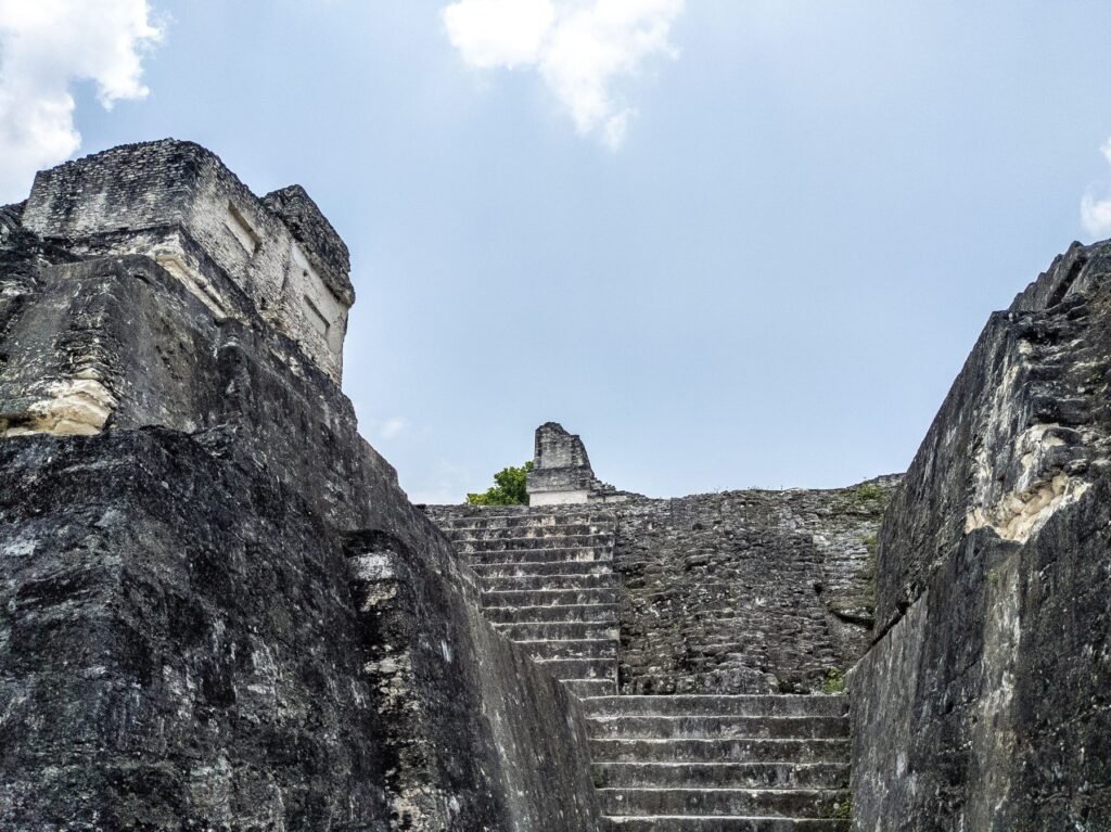 Stenen trappen in Tikal