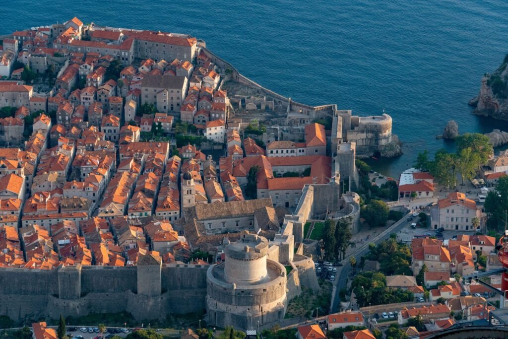 Oude stad van Dubrovnik met de stadsmuren