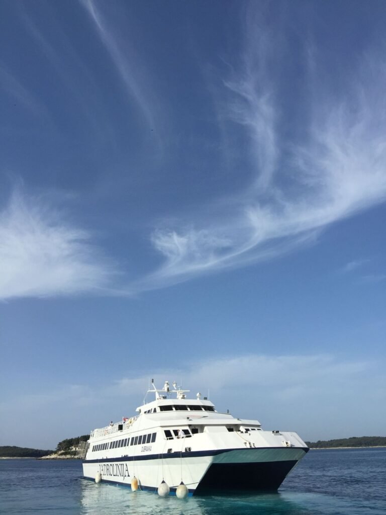 Catamaran op zee