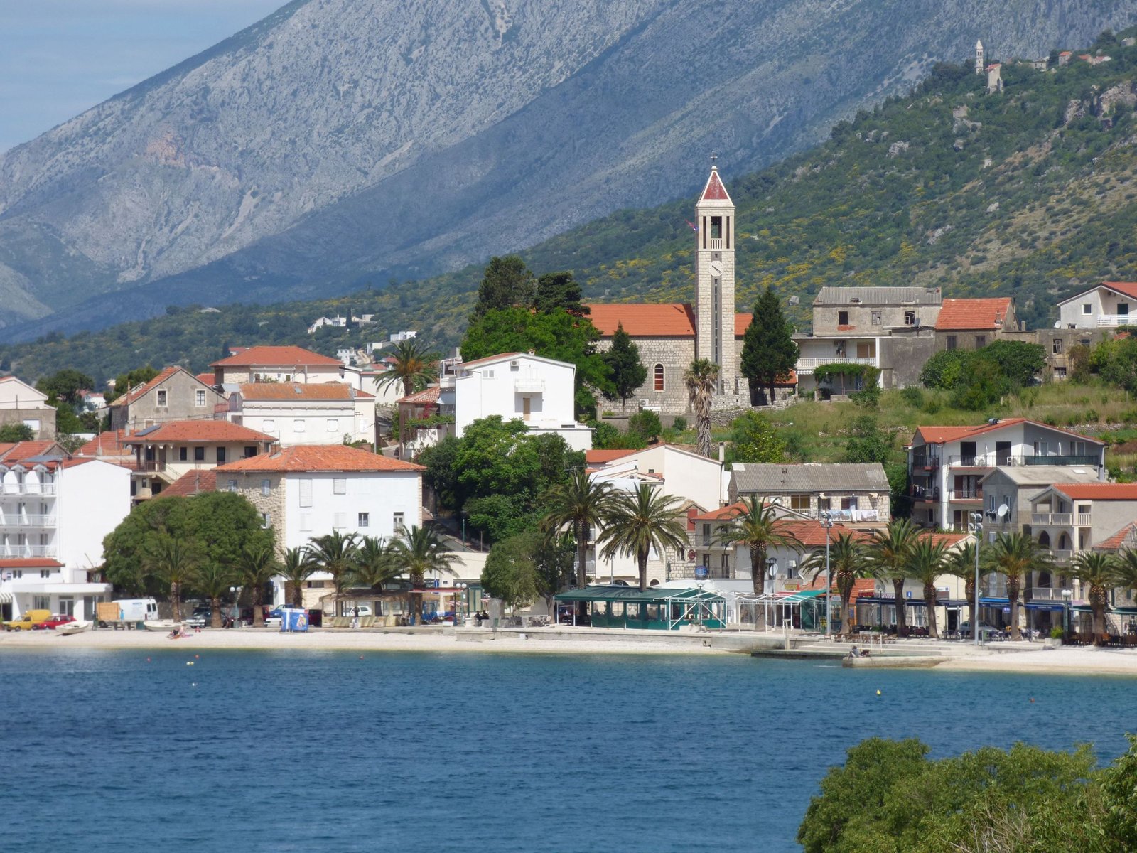 Kustplaats aan de Makarska Riviera met de Biokovo