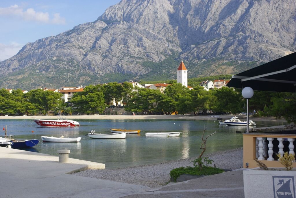Haven onder de bergen bij Makarska