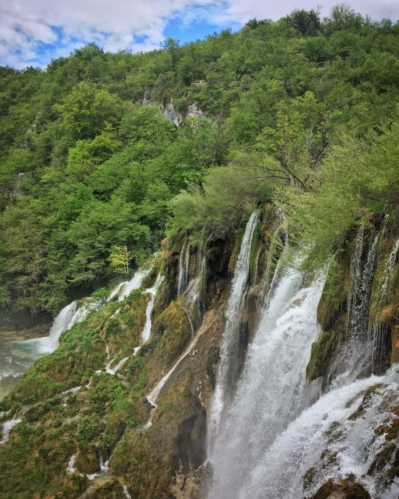 Watervallen tussen het groen in Plitvice