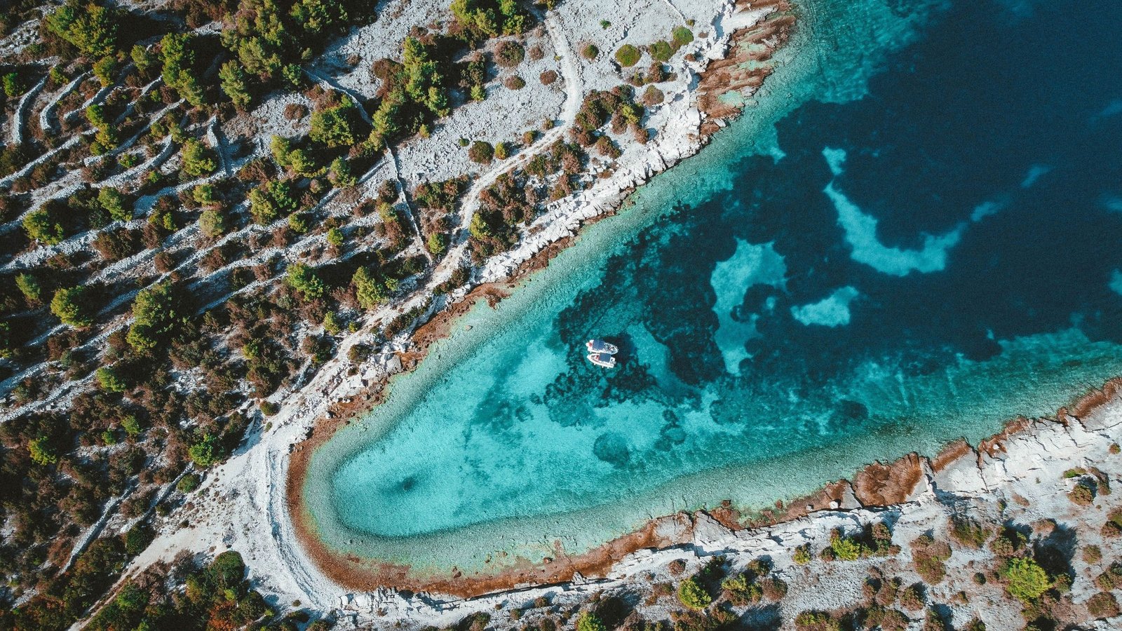 Luchtfoto van een turquoise baai aan de Kroatische kust