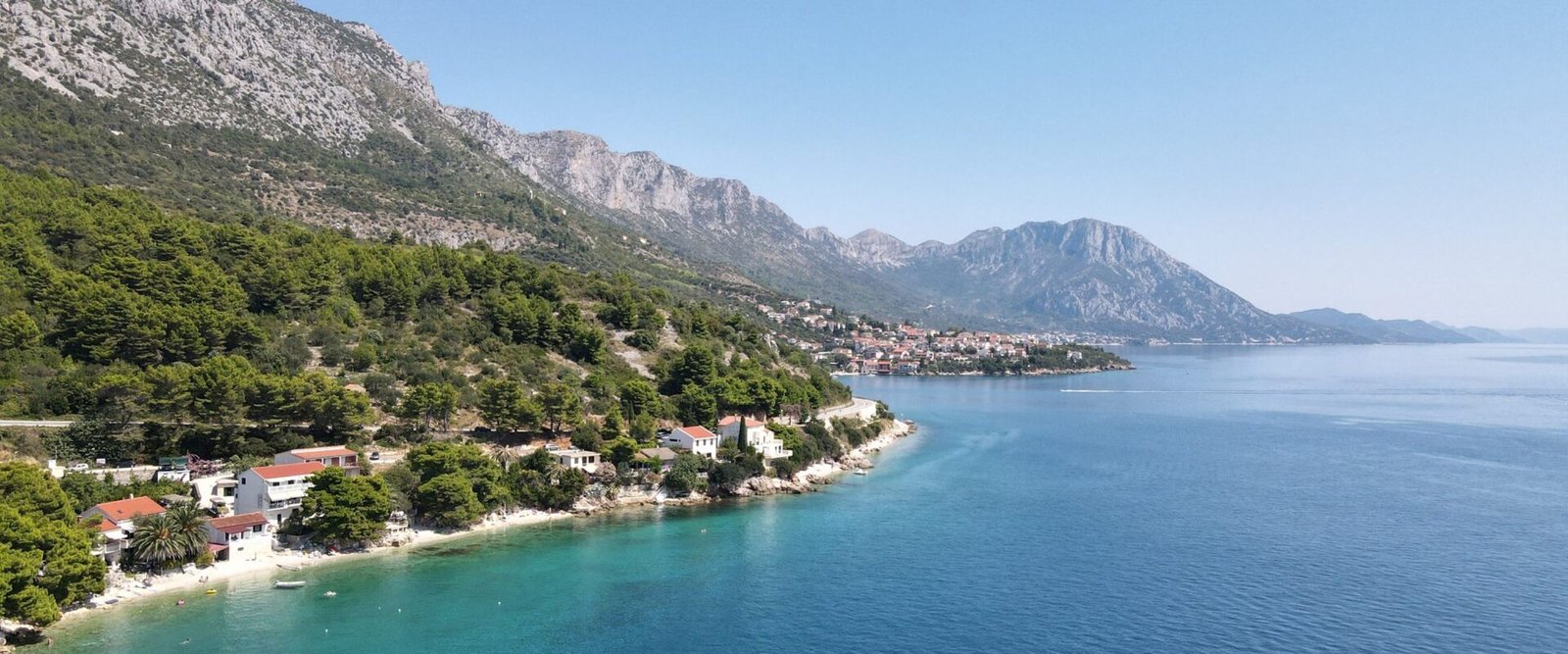 Turquoise kust en bergen bij Podgora aan de Makarska Rivièra
