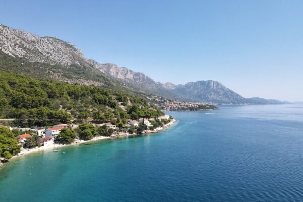 Turquoise kust en bergen bij Podgora aan de Makarska Rivièra
