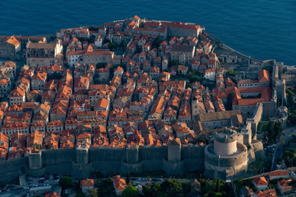 De oude stad van Dubrovnik met de stadsmuren