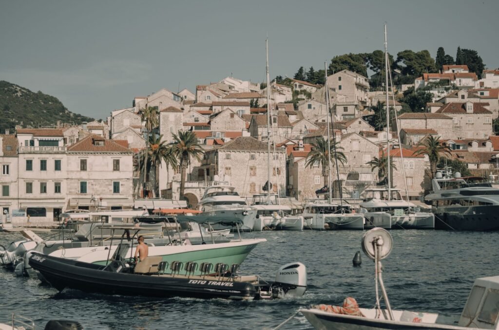 Haven van Hvar met boten en oude huizen