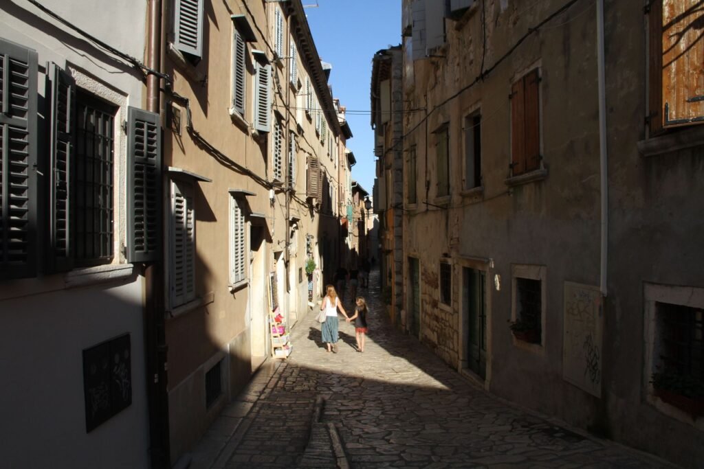 Straat in de oude stad van Rovinj