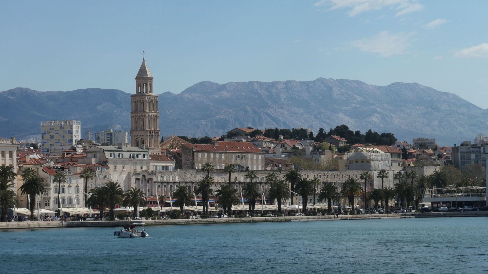 Split met de klokkentoren en de bergen