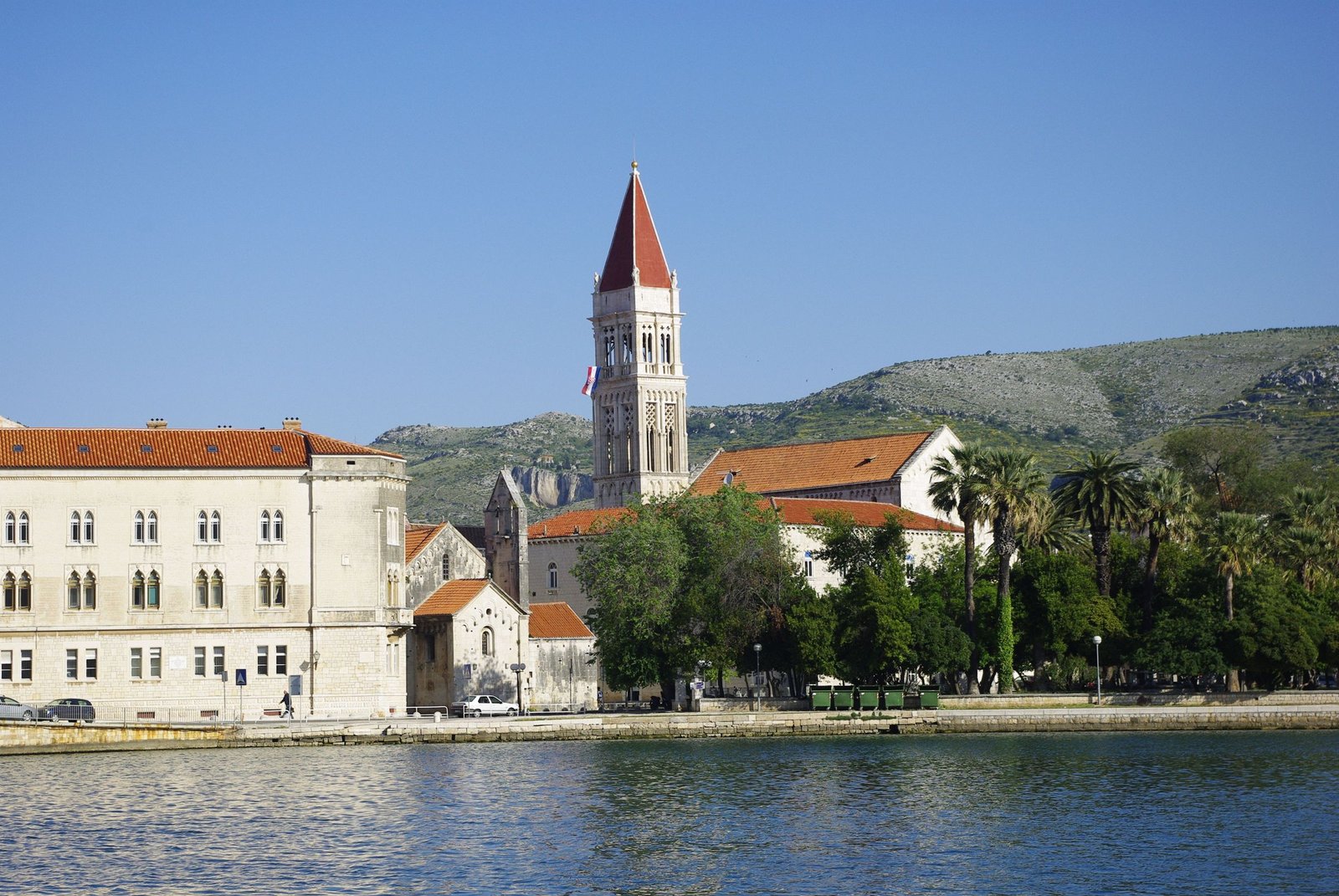 Trogir aan het water met de kathedraaltoren