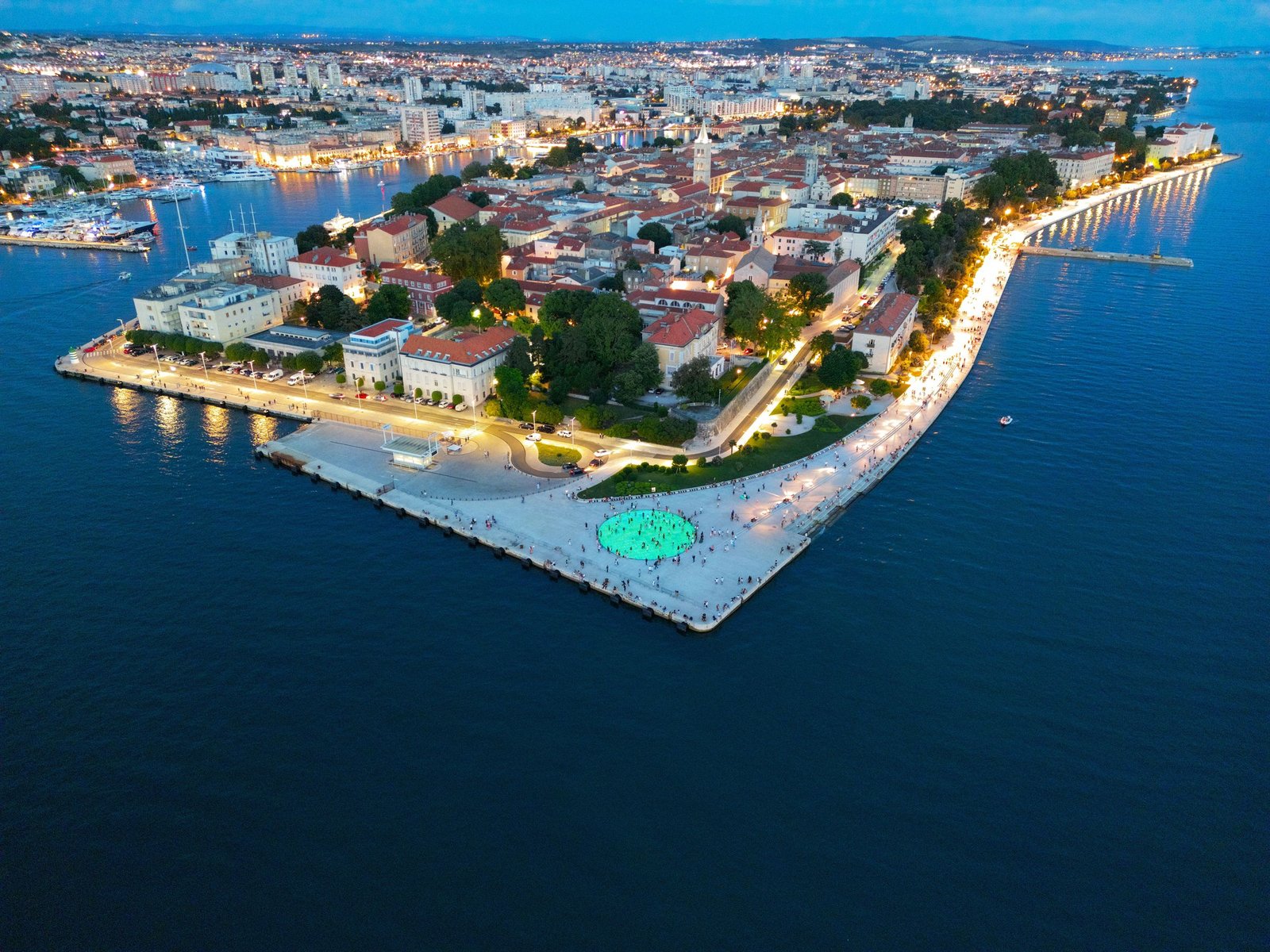 Zadar bij schemering van bovenaf