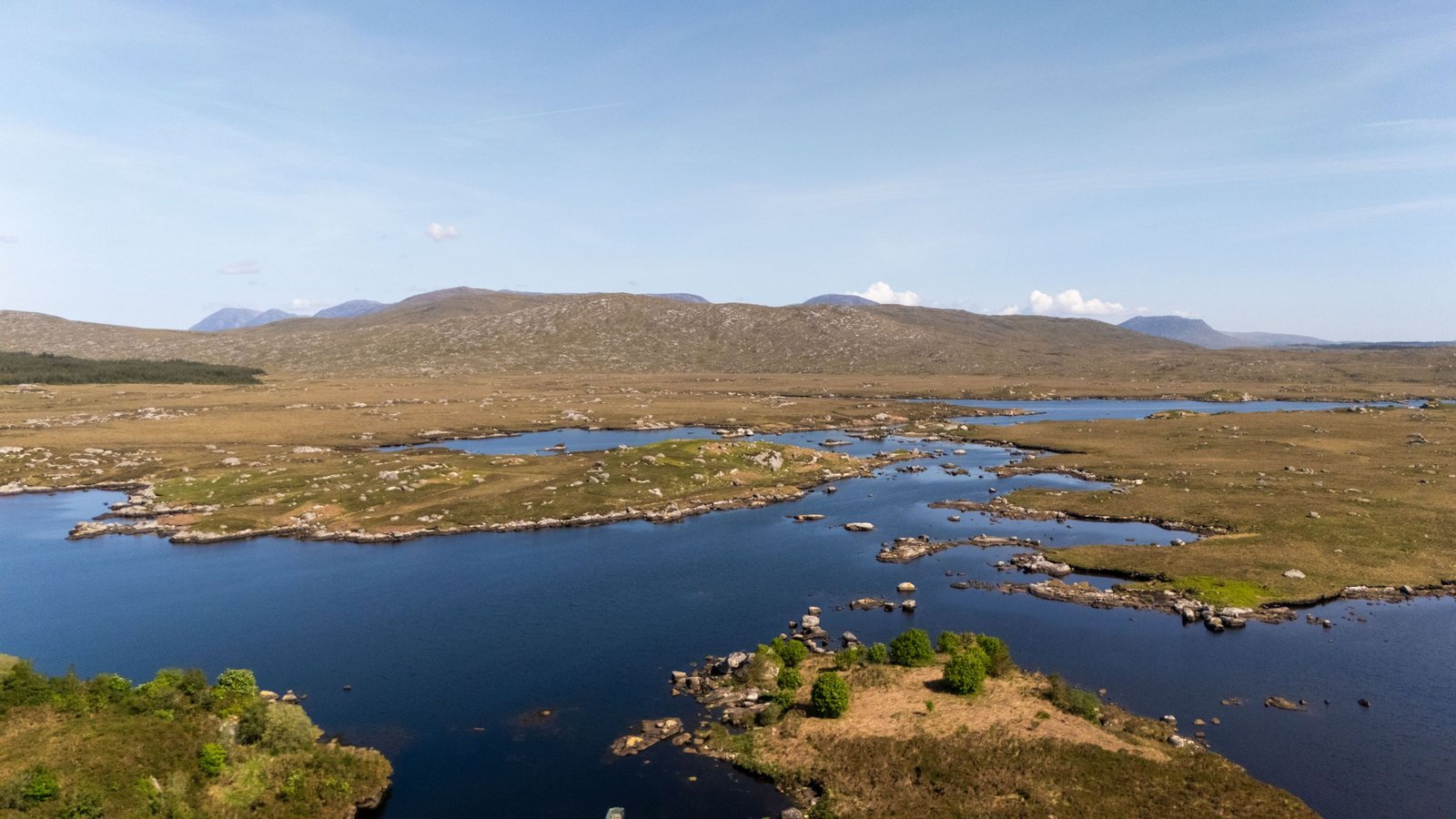Meren en heuvels van Connemara van bovenaf