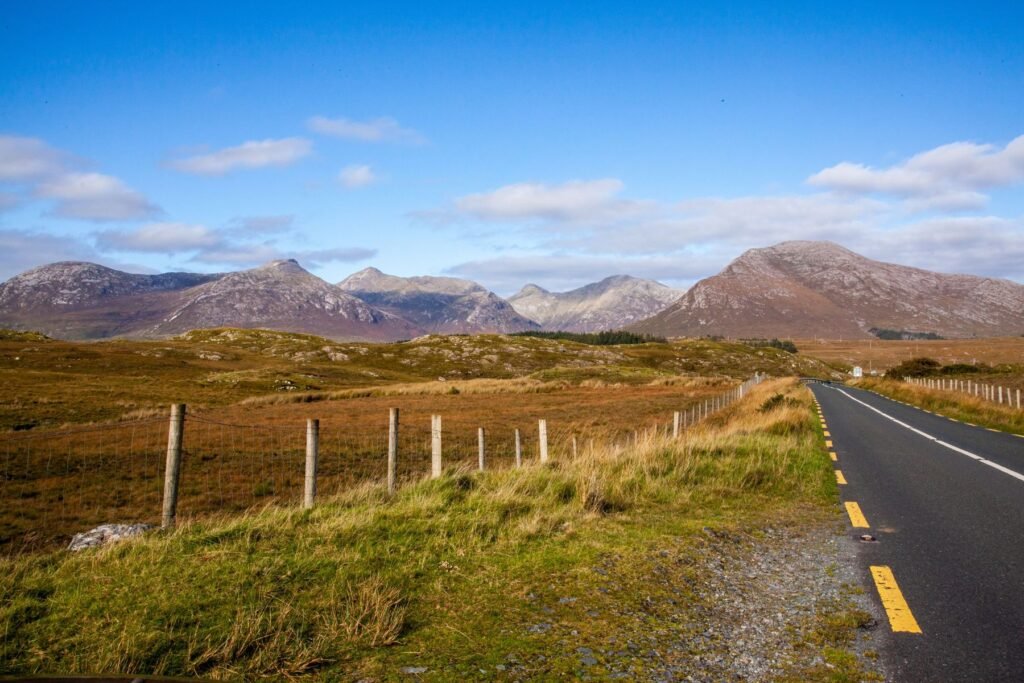 Landweg met bergen in Connemara