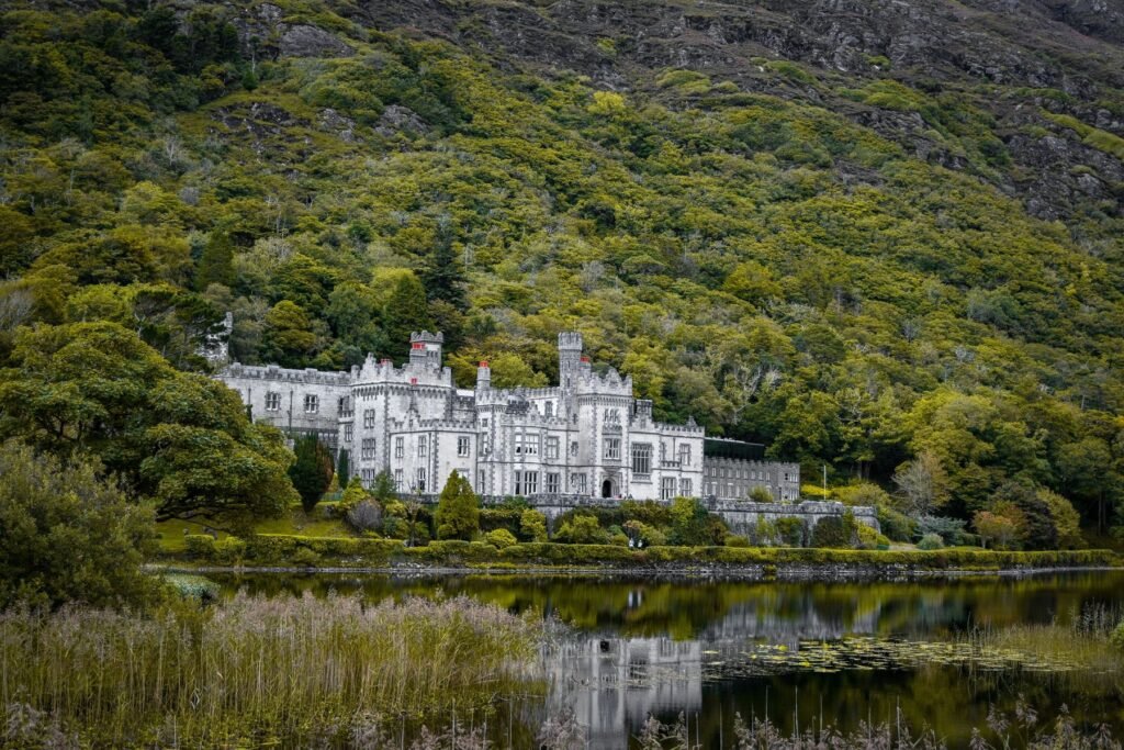 Kylemore Abbey aan het meer