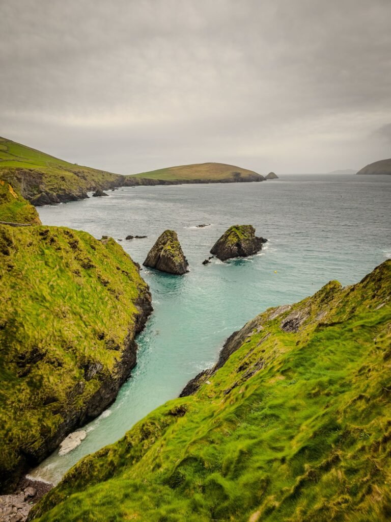 Kliffen en zeestapels bij Dunquin