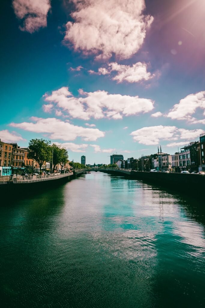 De Liffey in Dublin met weerspiegeling