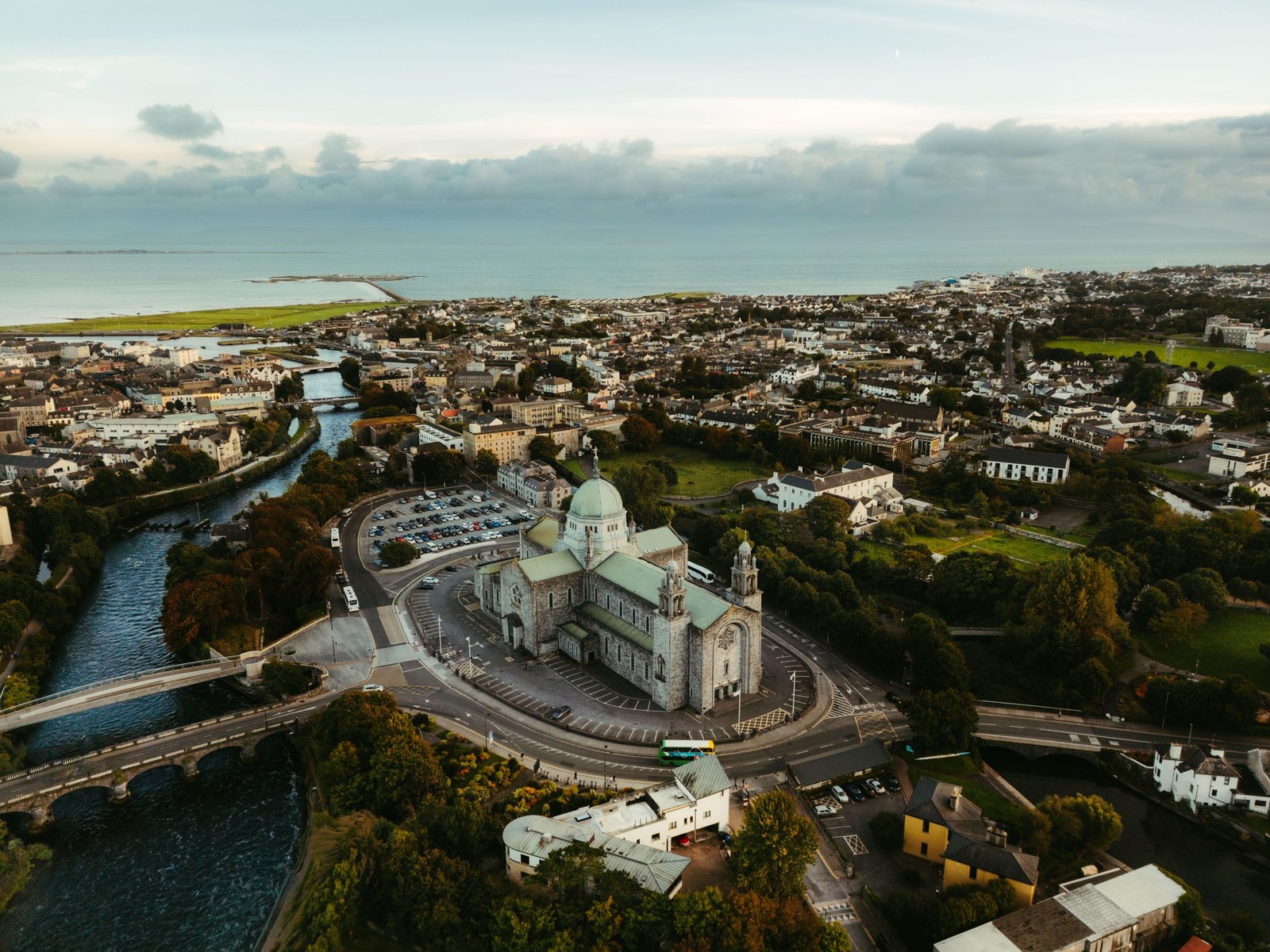 Galway van bovenaf met de kathedraal