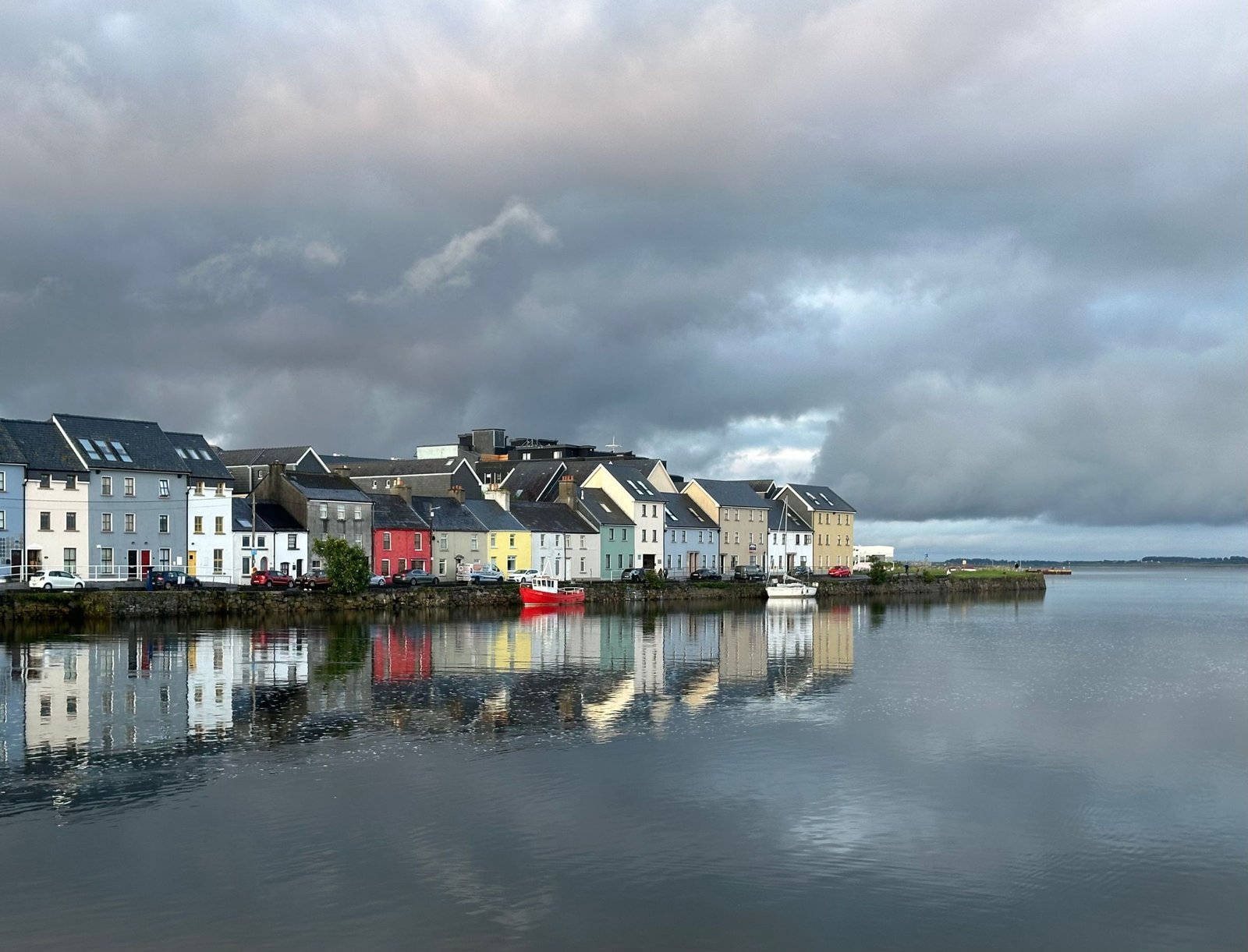 Huizen van Galway weerspiegeld in het water