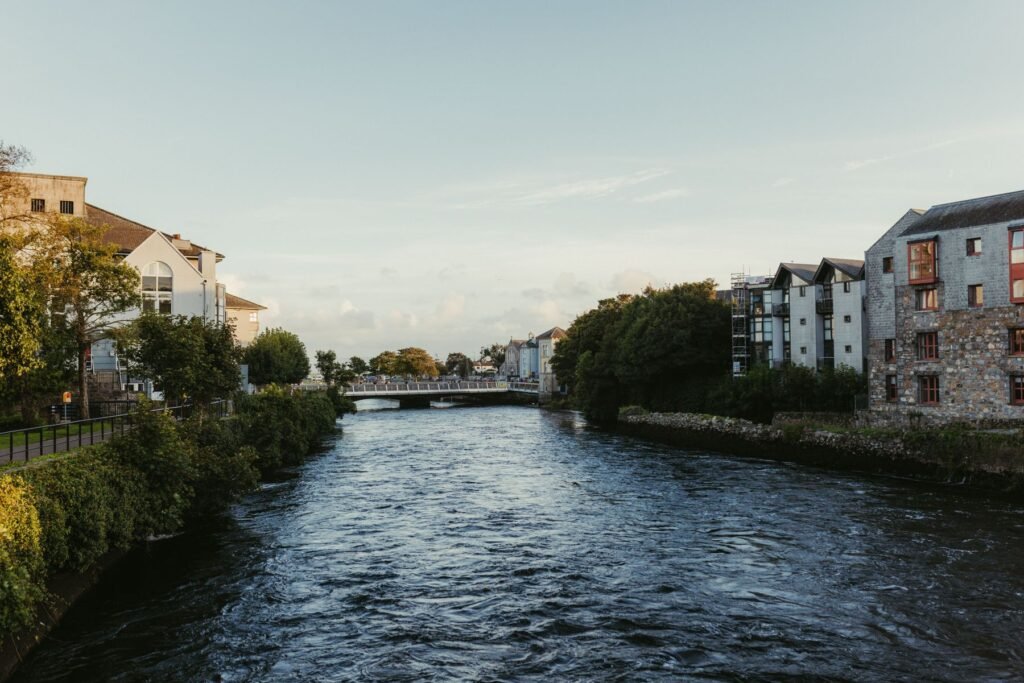 De rivier de Corrib in Galway