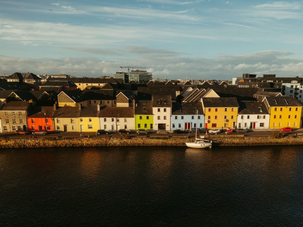 Gekleurde huizen langs de rivier in Galway