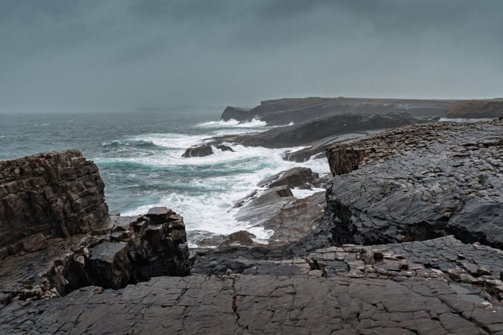 Ruige kust aan de Wild Atlantic Way