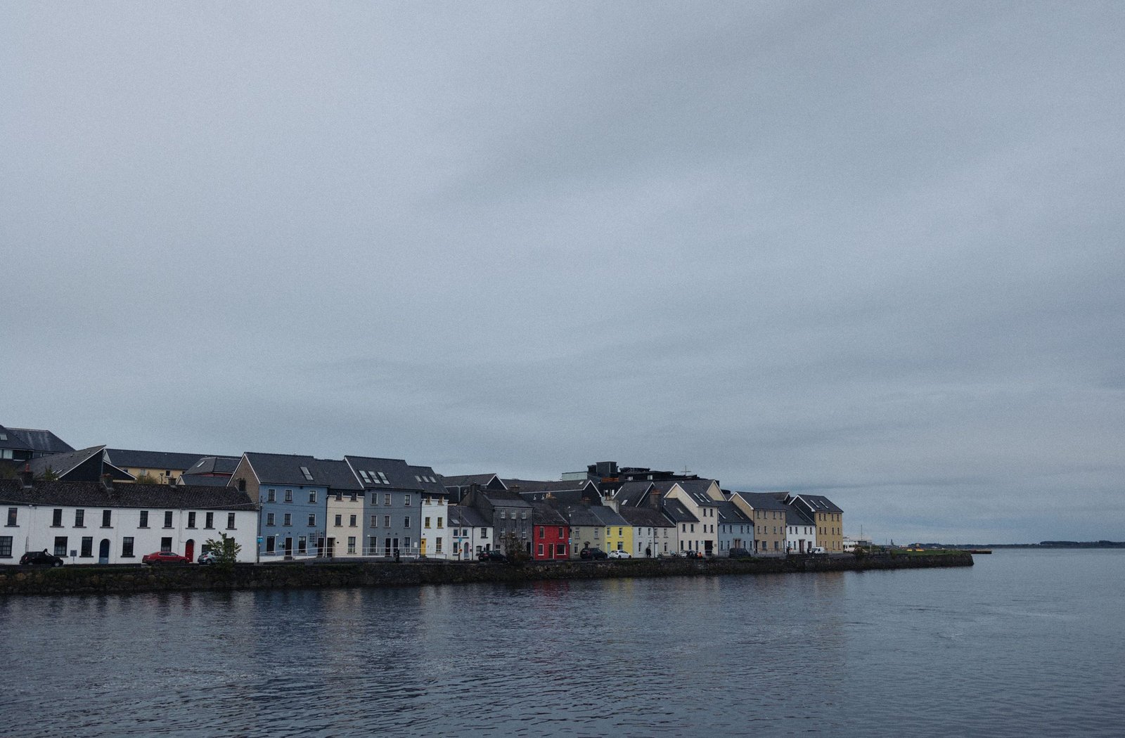 Gekleurde huizen aan het water in Galway