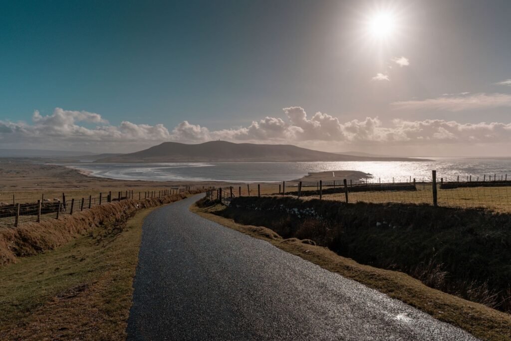 Kustweg tussen de heuvels in Ierland