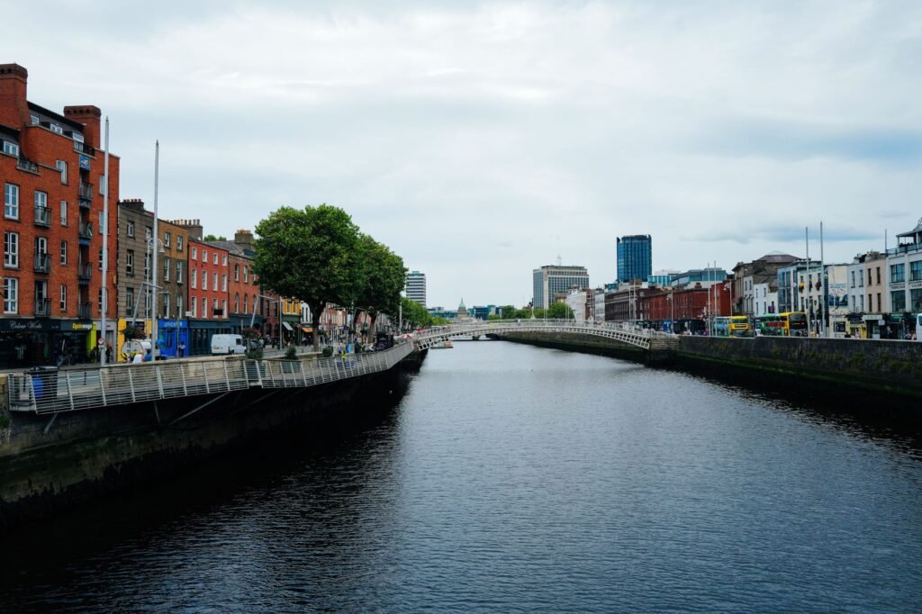 De Ha'penny Bridge over de Liffey in Dublin