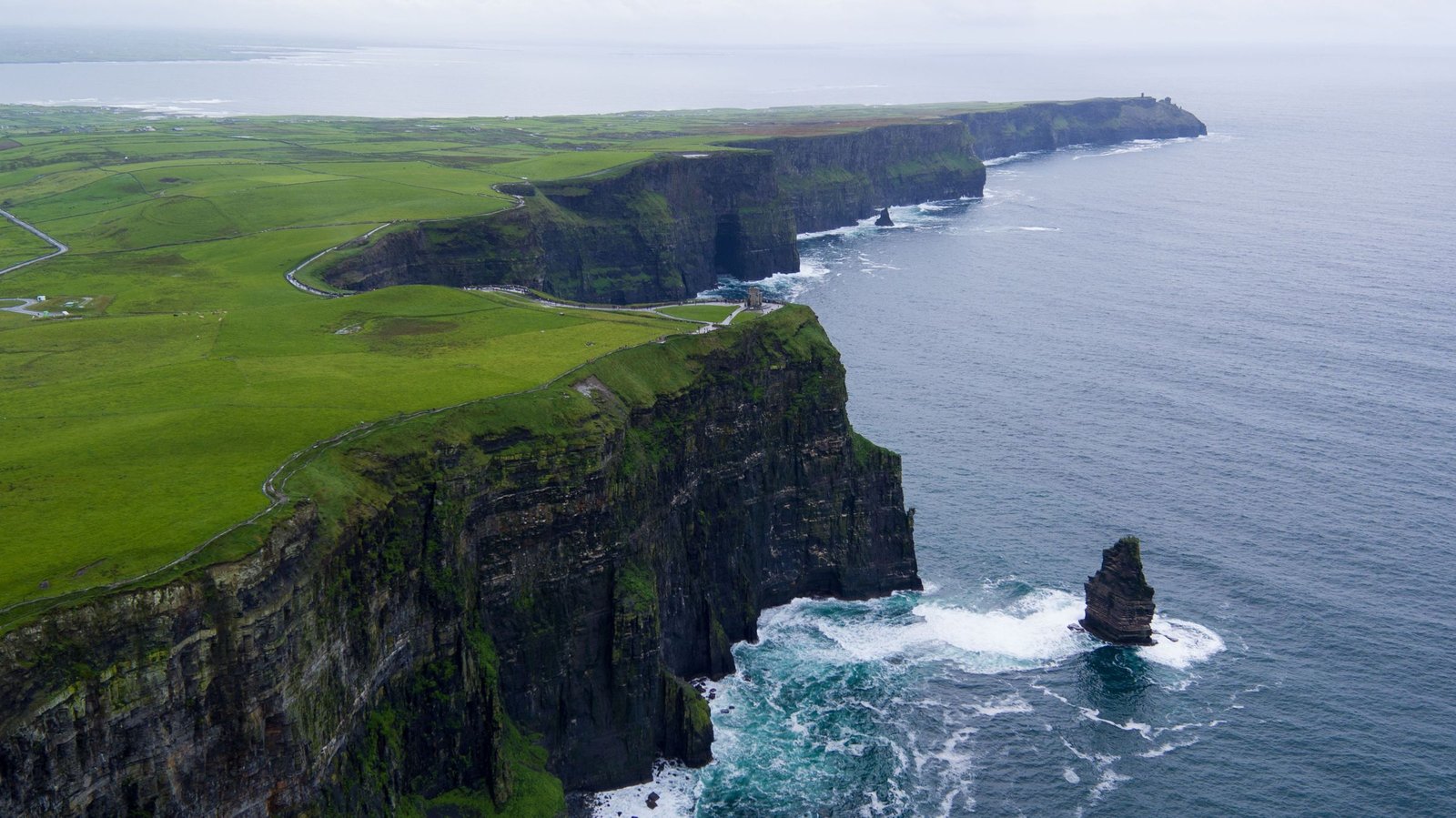 Cliffs of Moher met groene velden