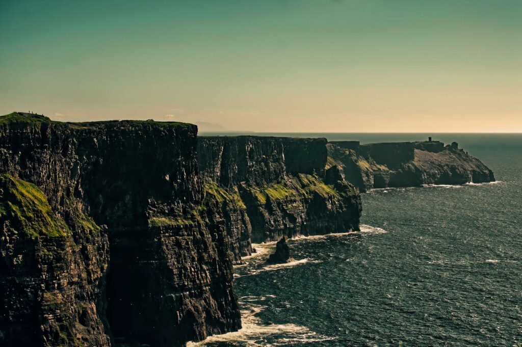 Cliffs of Moher onder een heldere lucht