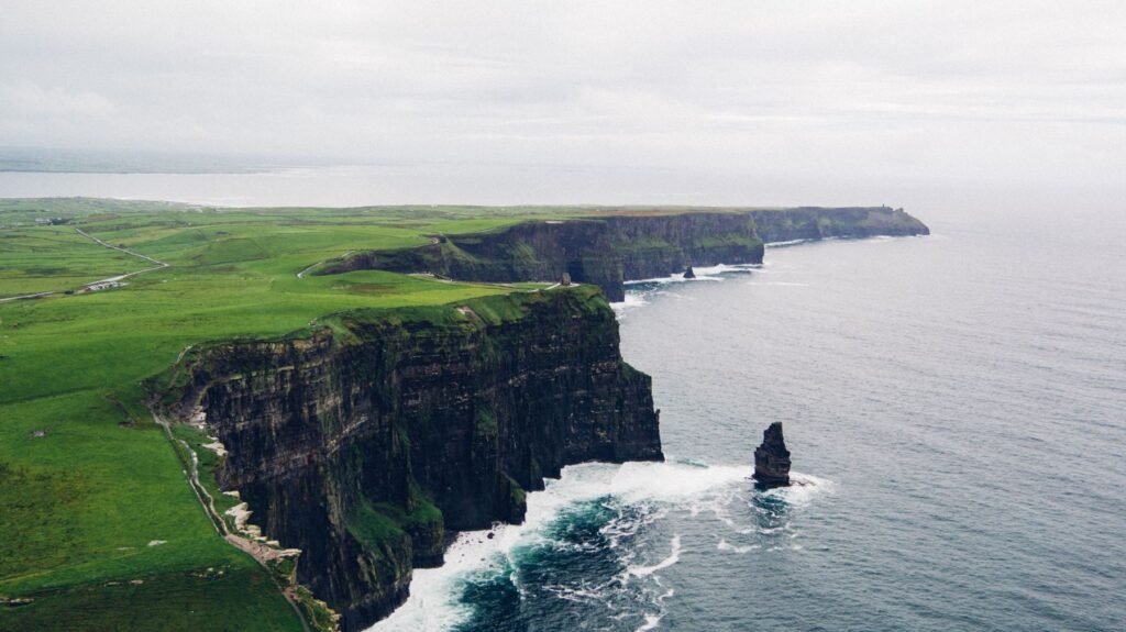 Groene rand van de Cliffs of Moher