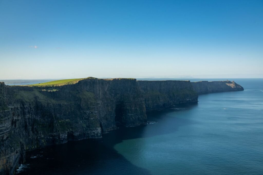 Kliffen van Moher boven donkerblauw water