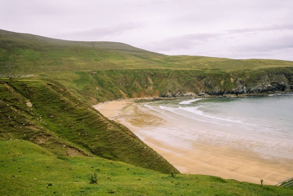 Strand in een groene baai op Achill