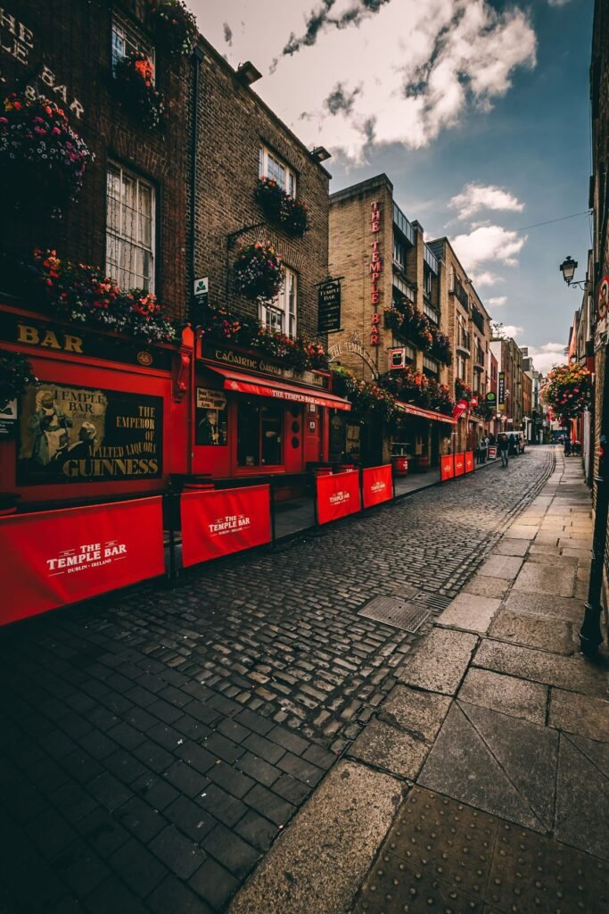 Straat met rode gevels in Dublin