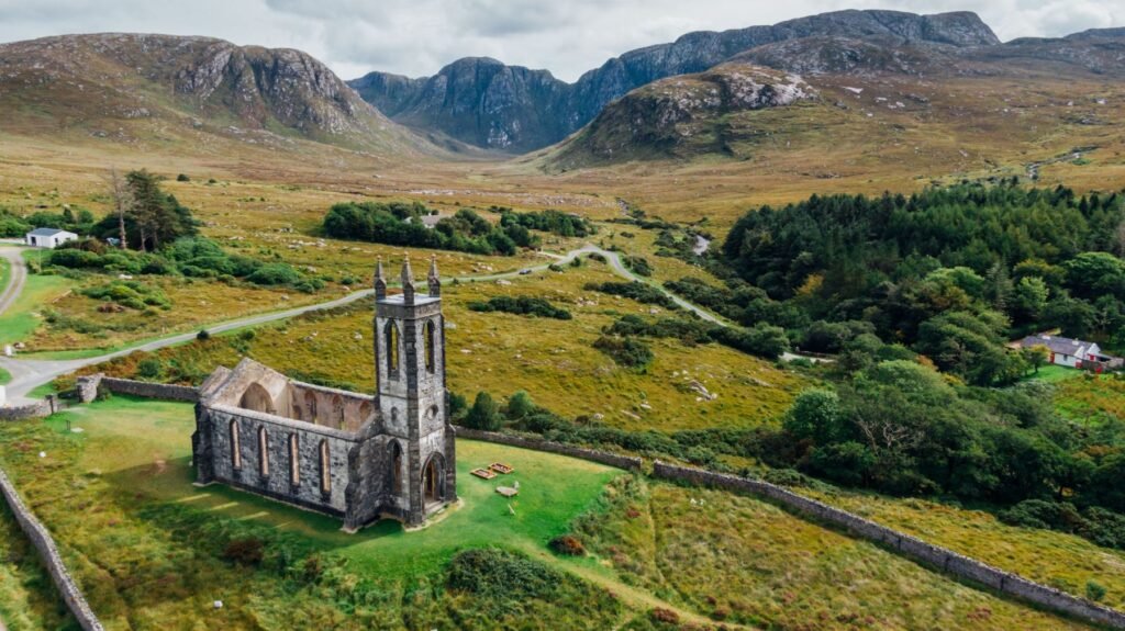 Verlaten kerk in County Donegal