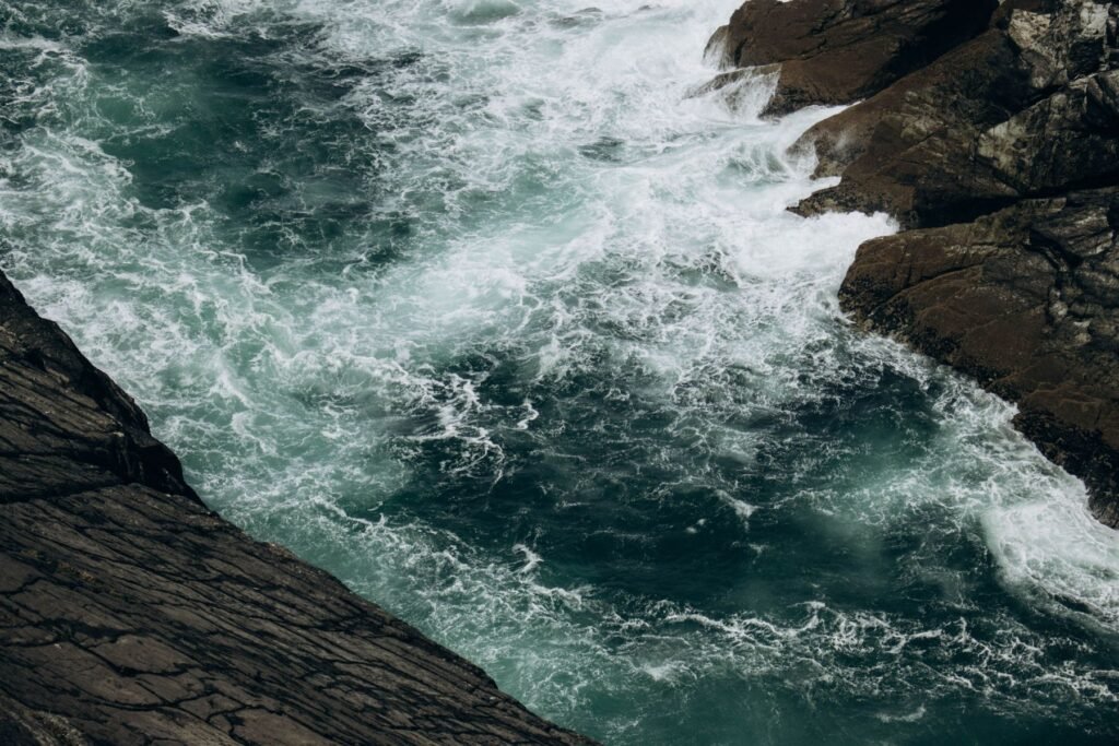 Woeste golven tegen de Ierse kust