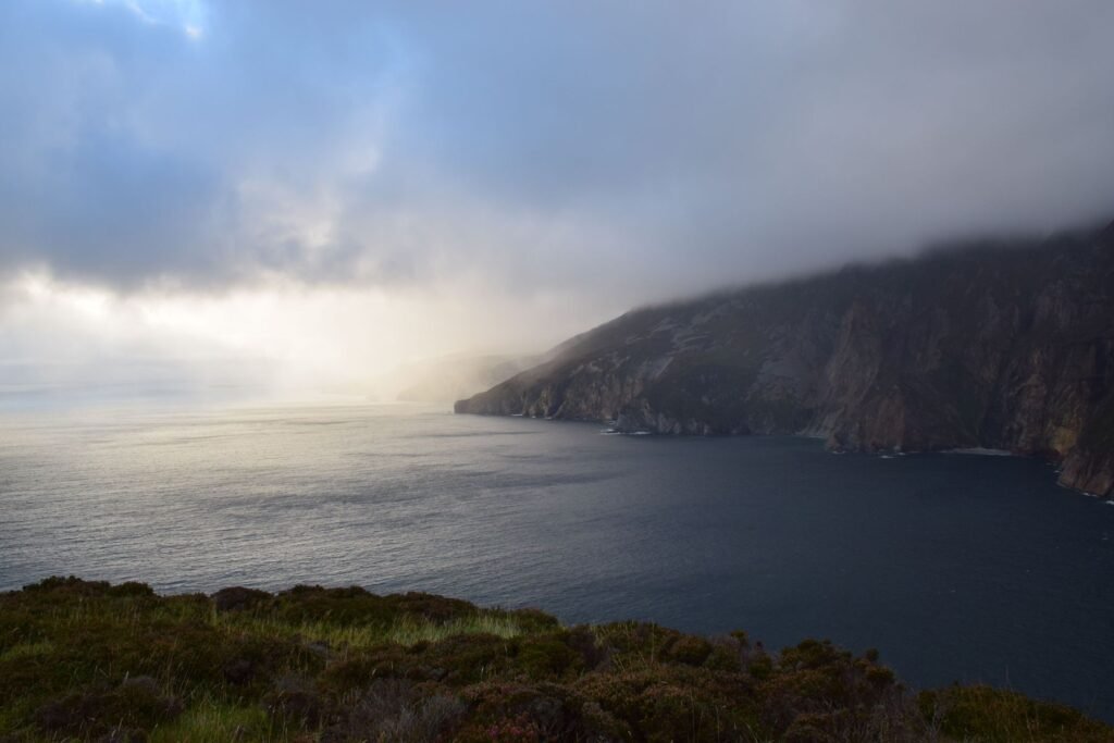 Slieve League onder bewolking