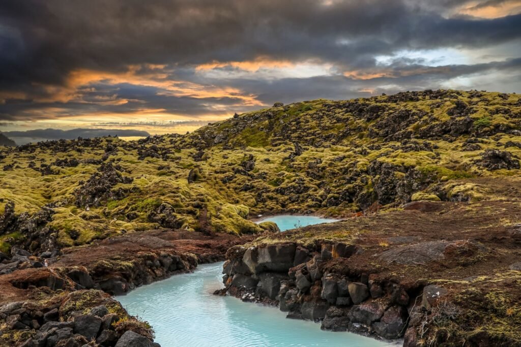 Lichtblauw water tussen lava in IJsland