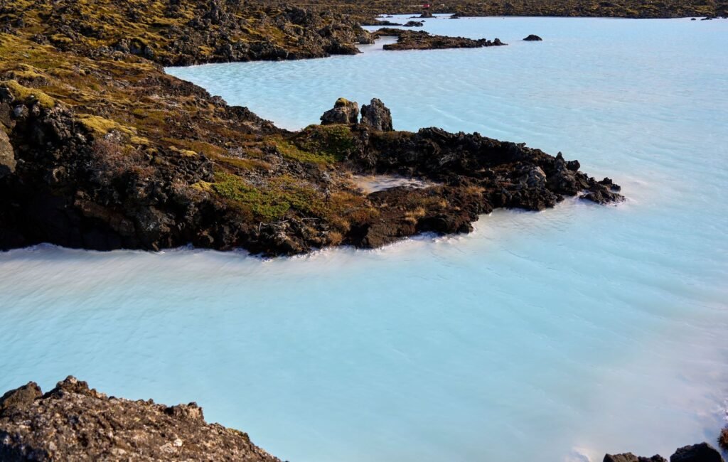 Lichtblauw geothermisch water in IJsland
