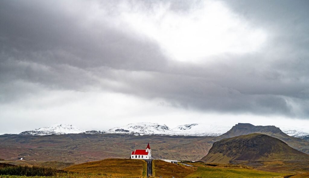 Rood huisje in het IJslandse landschap