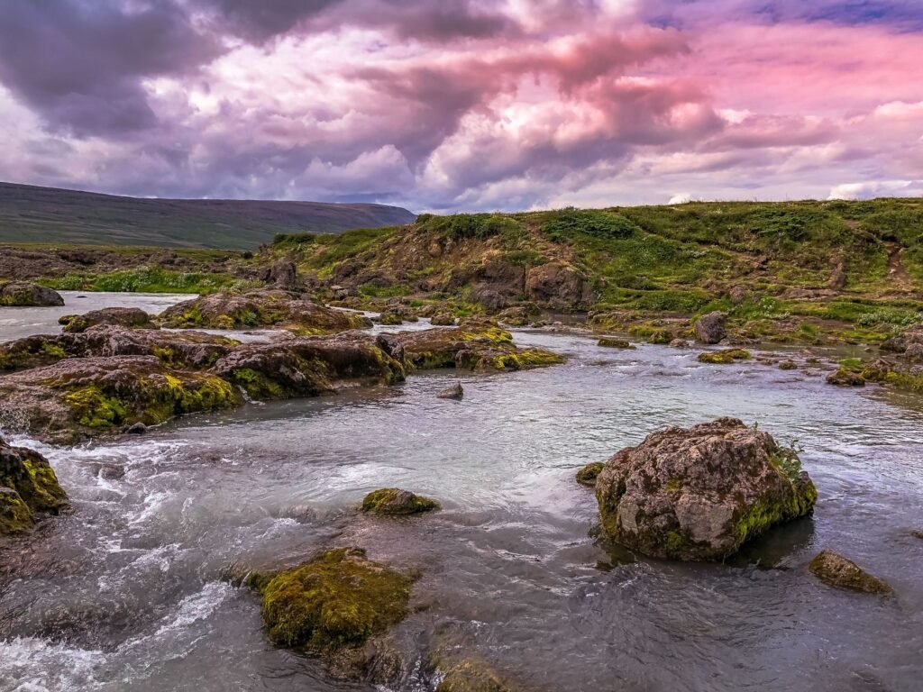 Rivier door een IJslands landschap