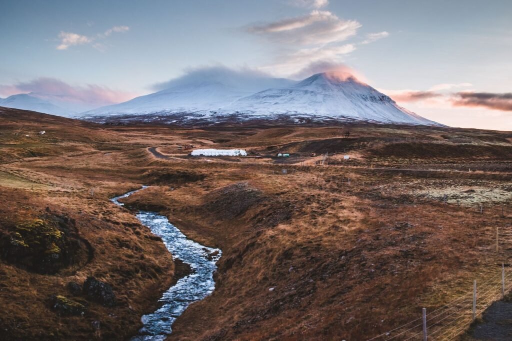 Rivier door een IJslands landschap