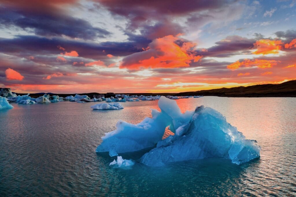 IJsberg bij zonsondergang in Jökulsárlón