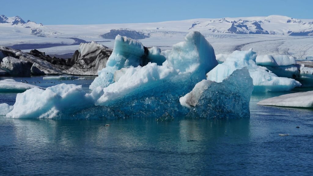 IJsbergen en gletsjer in Jökulsárlón