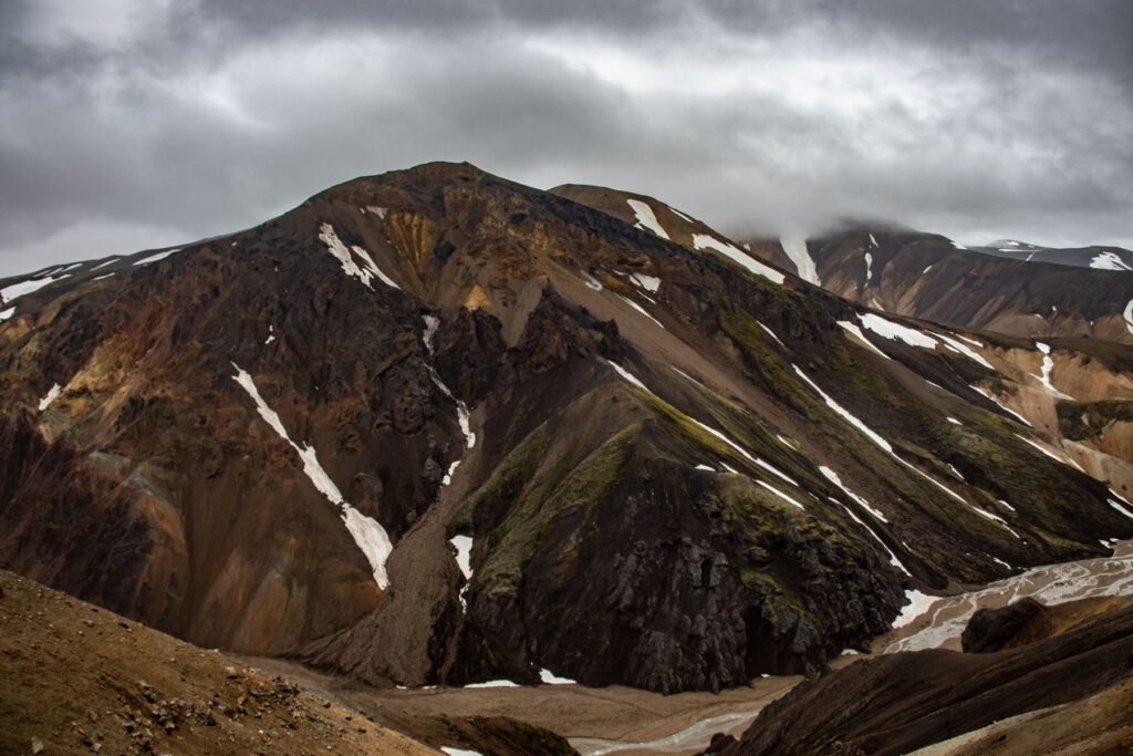Bergen met sneeuwvlekken in Landmannalaugar